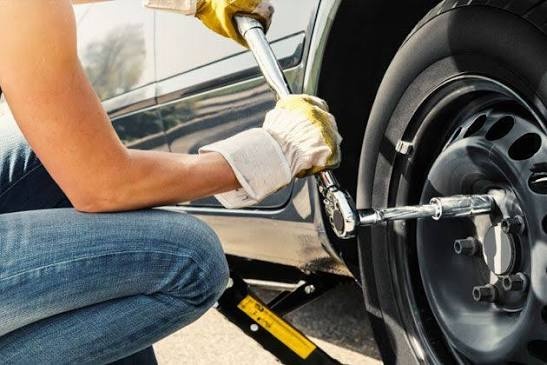 Roadside flat tire change assistance